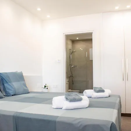 Walking Distance From Nissi Ave. Superb Location! *