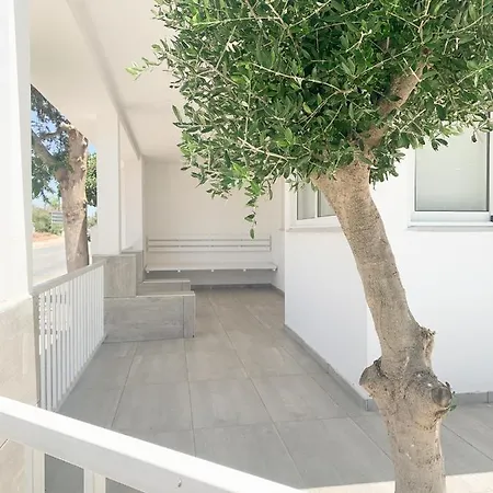 דירה Walking Distance From Nissi Ave. Superb Location! איה נאפה