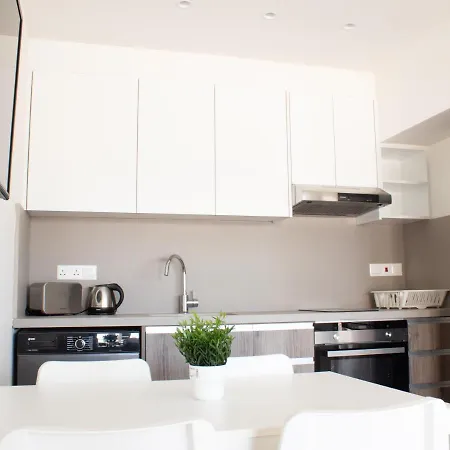 شقة Walking Distance From Nissi Ave. Superb Location!